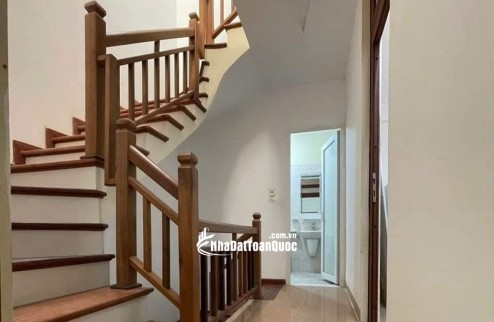 Cho thuê nhà hai mặt tiền,mới, 96m2_ 5T; vỉa hè, Nguyễn Khánh Toàn-30 Tr